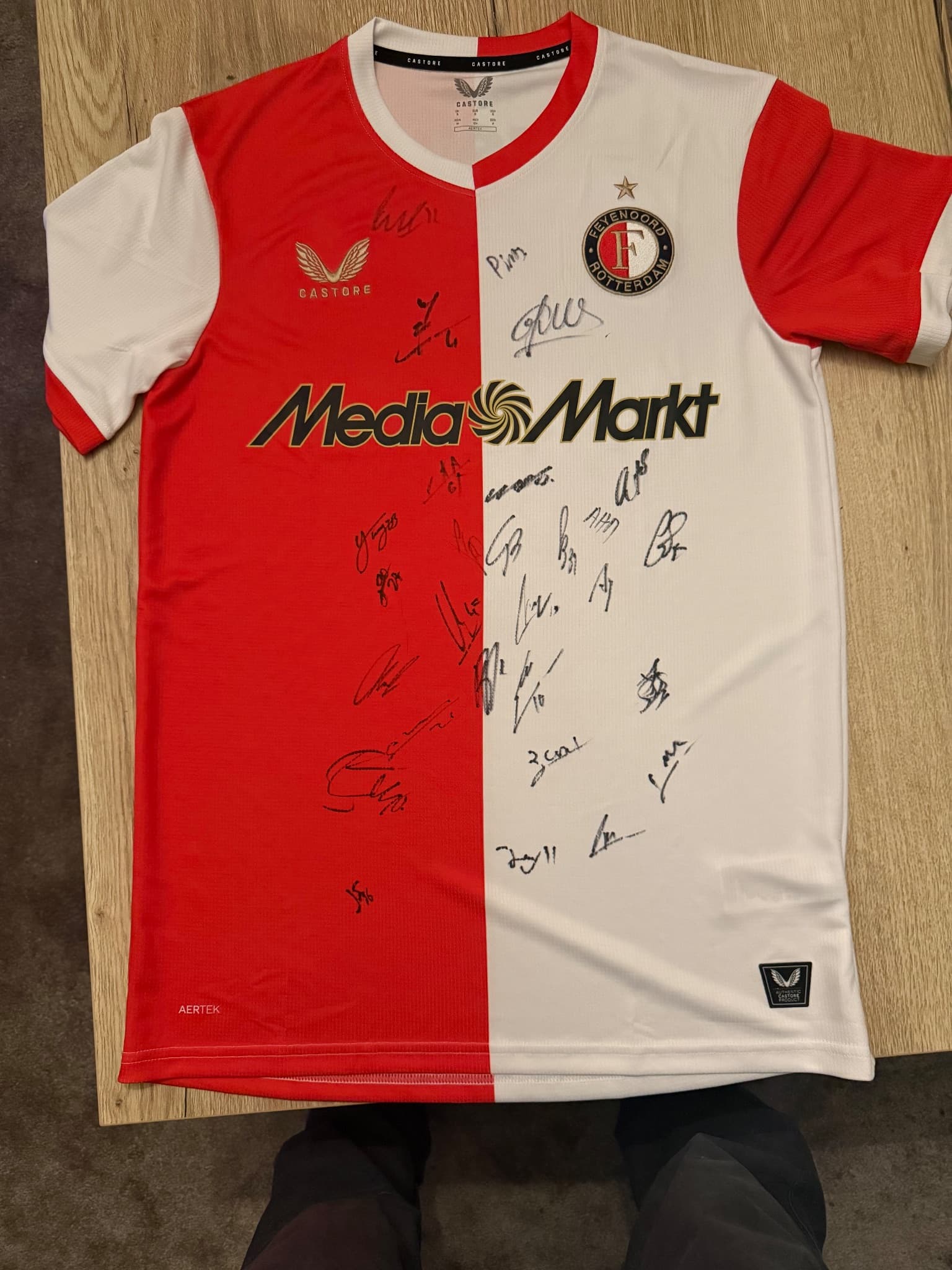 Feyenoord shirt gesigneerd door de gehele selectie