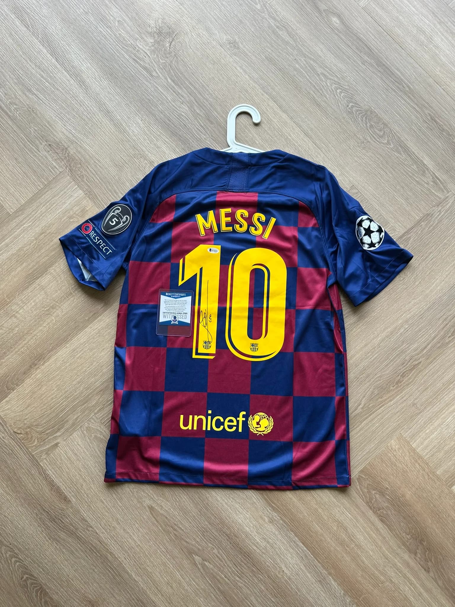 Hand signed shirt Lionel Messi, with COA Beckett (BAS)