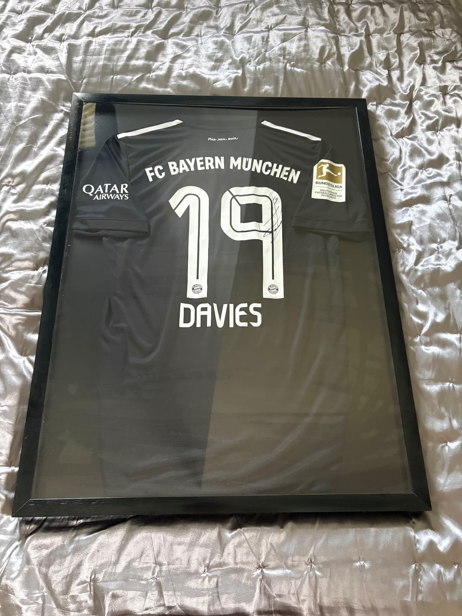 Alphonso Davies #19 Bayern München – Signed Shirt