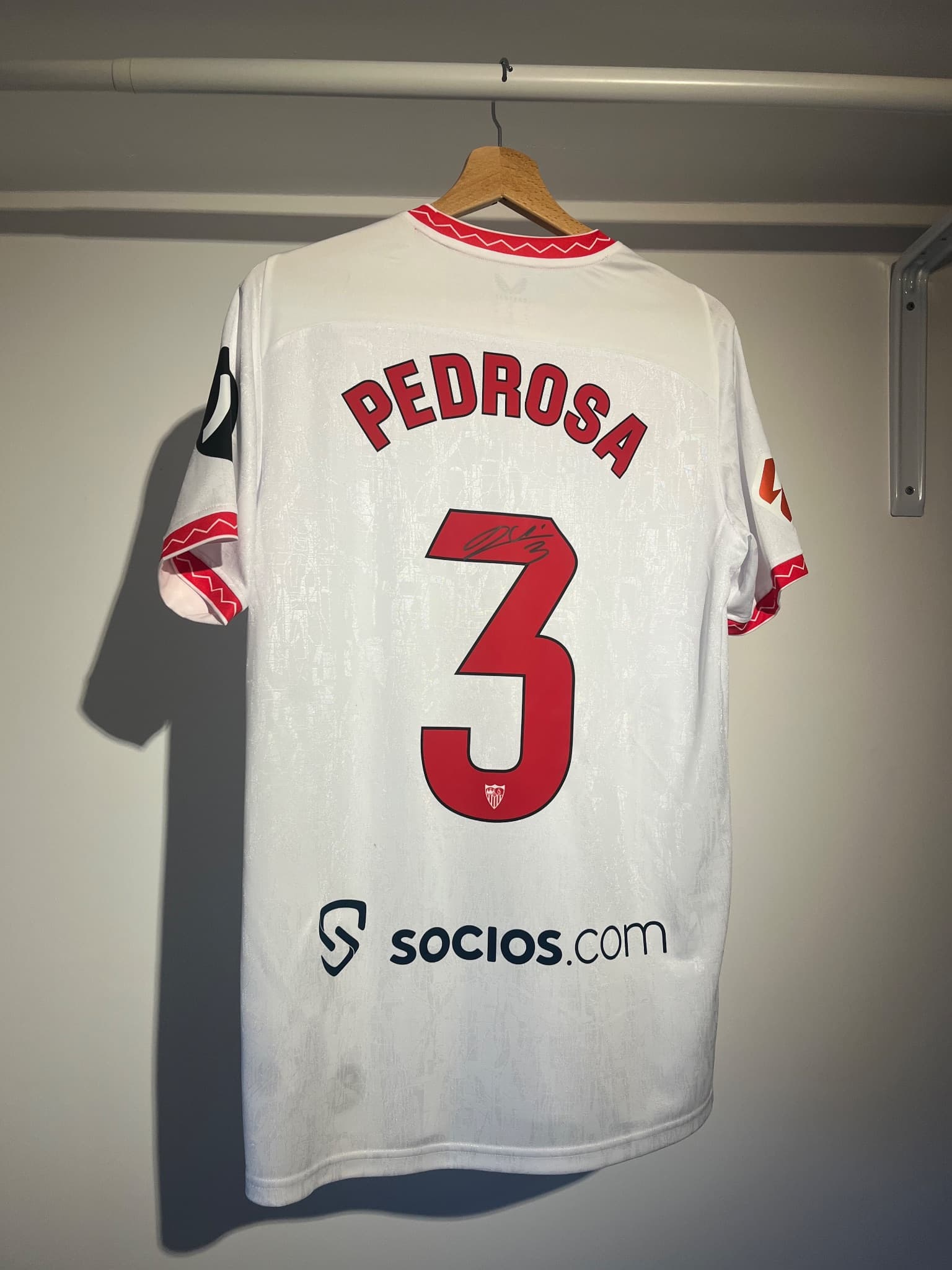 Matchissued signed Sevilla home shirt (Pedroza)