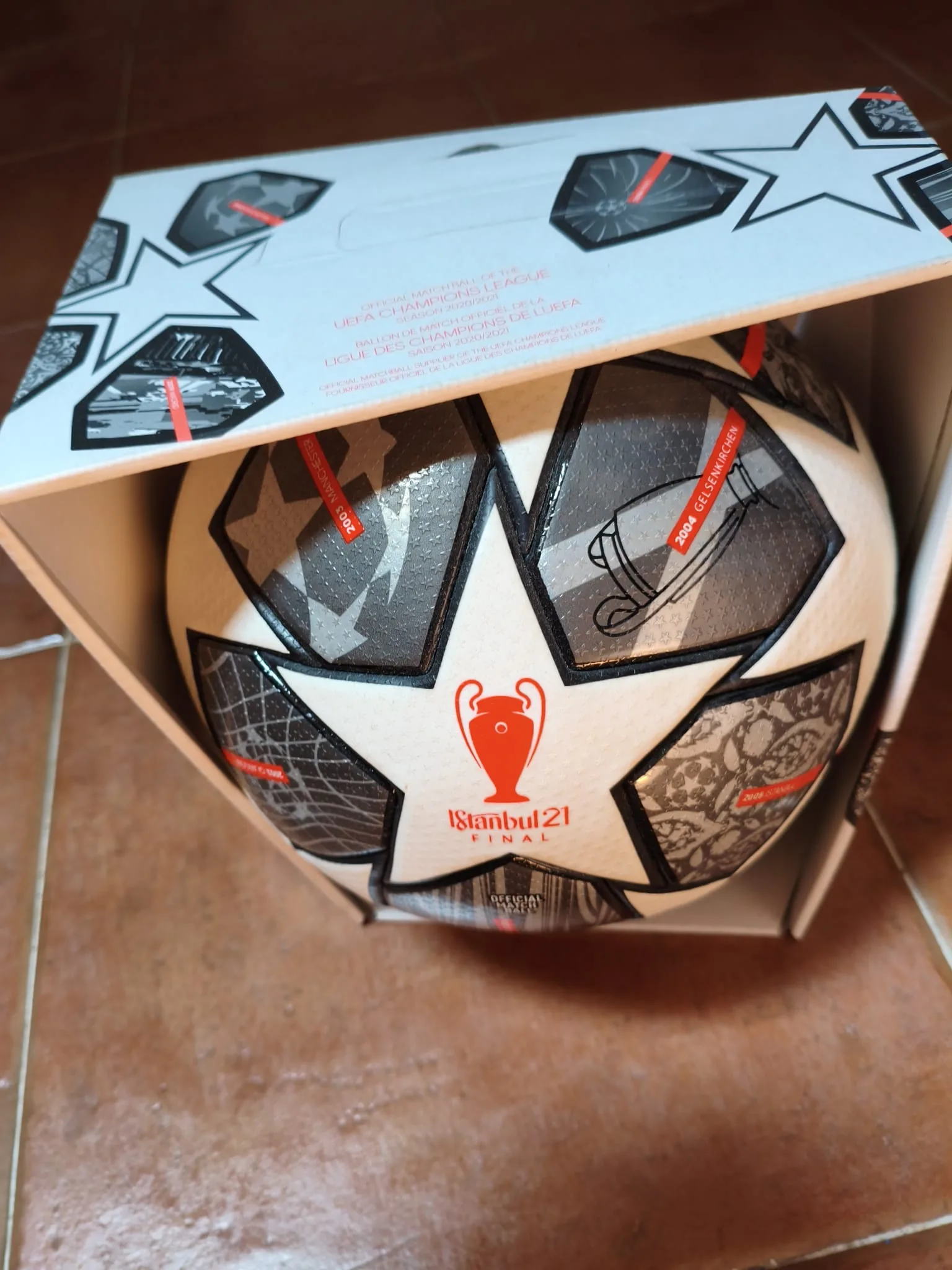 Official Pro Match Ball UCL Final 2021